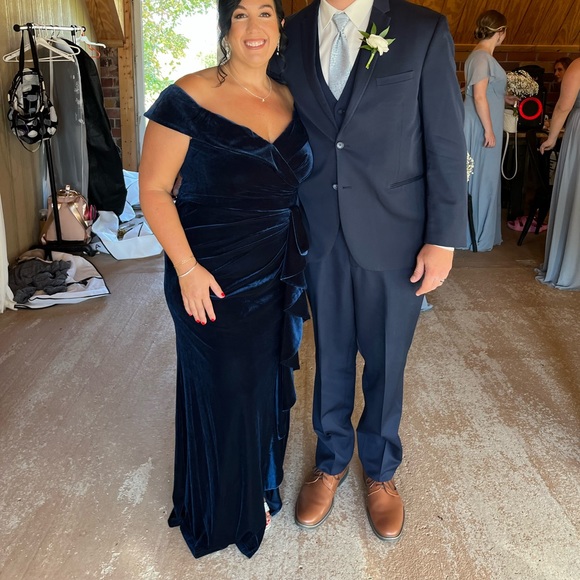 David’s Bridal OLEG CASSINI velvet off-the-shoulder dress sheath with ruffle - Picture 4 of 4